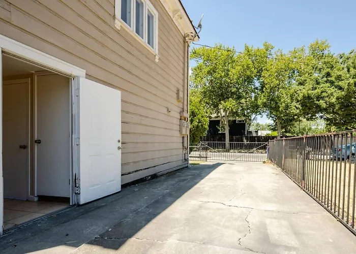 *2Bdr Victorian Home Away From Home - *Central Loc