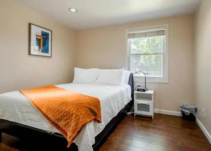 *2Bdr Victorian Home Away From Home - *Central Loc